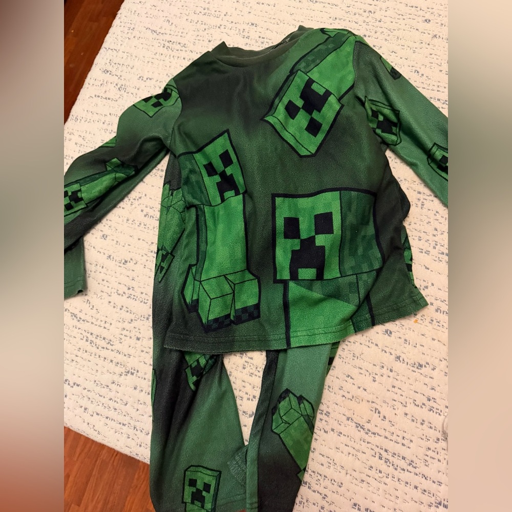 Minecraft Creeper Green Pajama Set - Picture 1 of 3